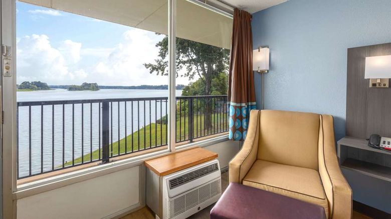 <b>Super 8 by Wyndham Riverside Room</b>. Images powered by <a href="https://iceportal.shijigroup.com/" title="IcePortal" target="_blank">IcePortal</a>.