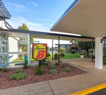 Super 8 by Wyndham Riverside Exterior