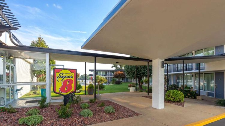 Super 8 by Wyndham Riverside Exterior