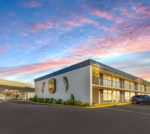 Super 8 by Wyndham Riverside Exterior