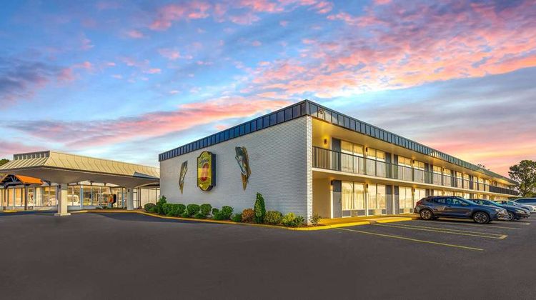 Super 8 by Wyndham Riverside Exterior