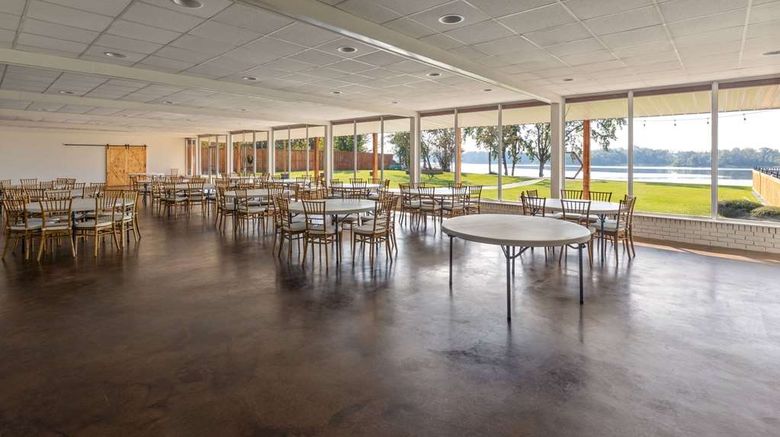 <b>Super 8 by Wyndham Riverside Meeting</b>. Images powered by <a href="https://iceportal.shijigroup.com/" title="IcePortal" target="_blank">IcePortal</a>.
