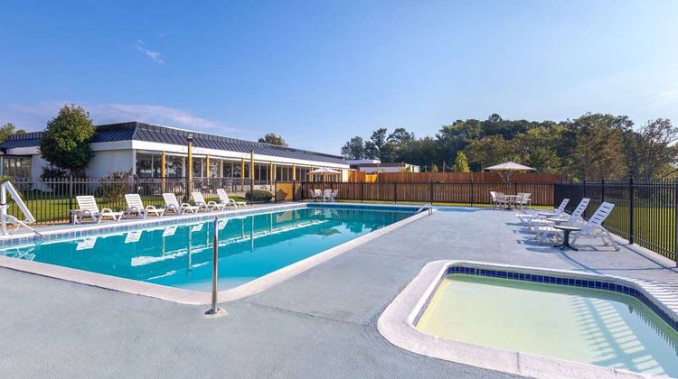 Super 8 by Wyndham Riverside Pool