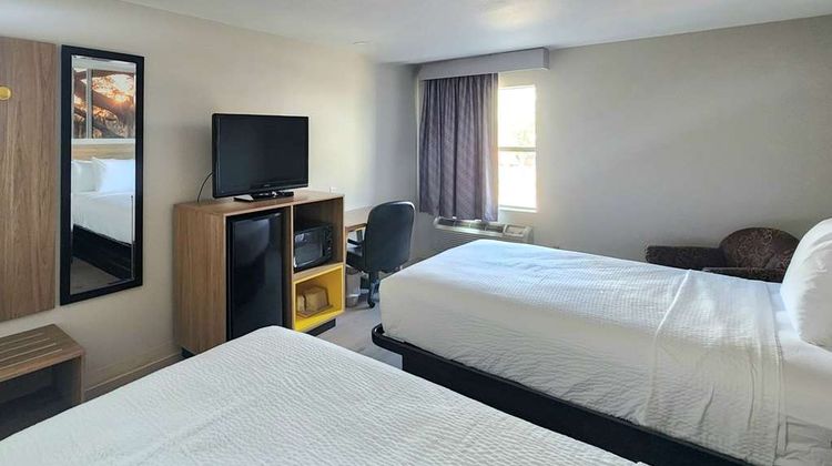 Days Inn by Wyndham Lafayette Suite
