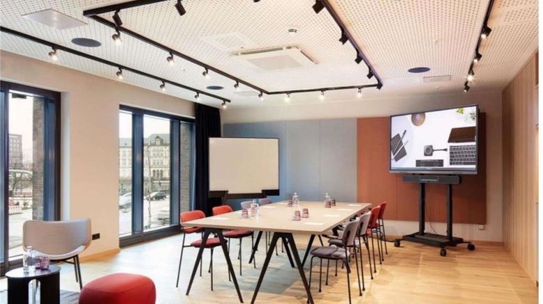 <b>Novotel Hamburg Central Station Meeting</b>. Images powered by <a href="https://iceportal.shijigroup.com/" title="IcePortal" target="_blank">IcePortal</a>.