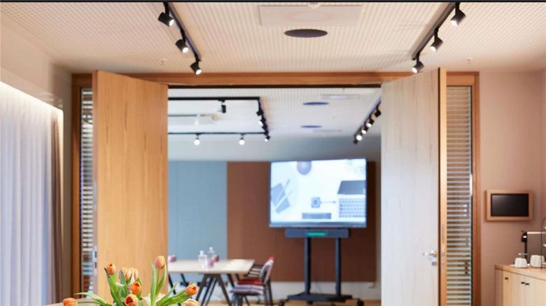 <b>Novotel Hamburg Central Station Meeting</b>. Images powered by <a href="https://iceportal.shijigroup.com/" title="IcePortal" target="_blank">IcePortal</a>.