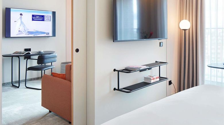 <b>Novotel Hamburg Central Station Suite</b>. Images powered by <a href="https://iceportal.shijigroup.com/" title="IcePortal" target="_blank">IcePortal</a>.