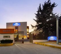 Howard Johnson by Wyndham Toluca Exterior