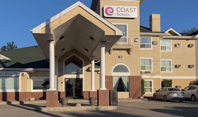 Coast Hinton Hotel Exterior