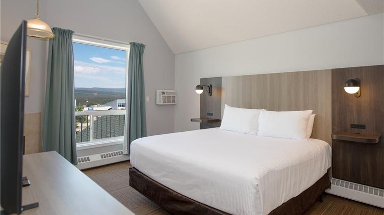 <b>Coast Hinton Hotel Suite</b>. Images powered by <a href="https://iceportal.shijigroup.com/" title="IcePortal" target="_blank">IcePortal</a>.