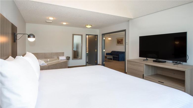 <b>Coast Hinton Hotel Suite</b>. Images powered by <a href="https://iceportal.shijigroup.com/" title="IcePortal" target="_blank">IcePortal</a>.
