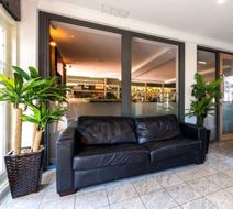 Baileys Motel Lobby