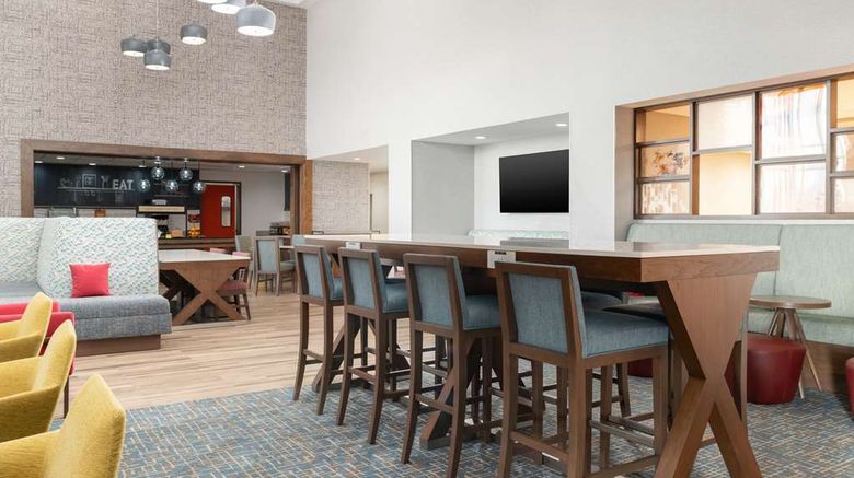 <b>Hampton Inn & Suites Porter Ranch LA Lobby</b>. Images powered by <a href="https://iceportal.shijigroup.com/" title="IcePortal" target="_blank">IcePortal</a>.