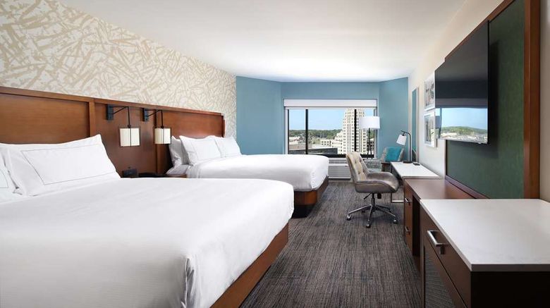 <b>DoubleTree by Hilton Battle Creek Room</b>. Images powered by <a href="https://iceportal.shijigroup.com/" title="IcePortal" target="_blank">IcePortal</a>.
