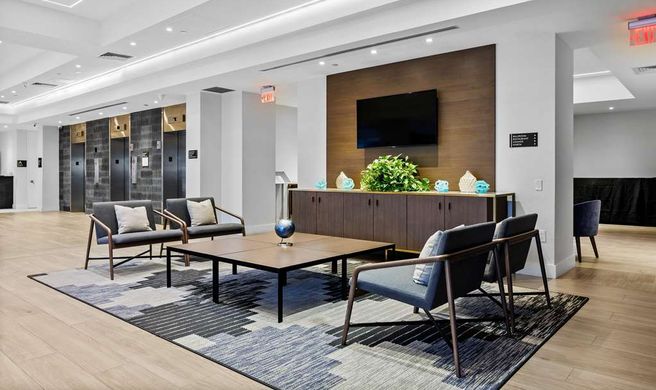 DoubleTree by Hilton New York JFK Arpt Lobby