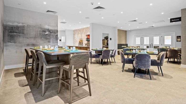 <b>DoubleTree by Hilton New York JFK Arpt Restaurant</b>. Images powered by <a href="https://iceportal.shijigroup.com/" title="IcePortal" target="_blank">IcePortal</a>.
