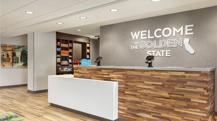 Hampton Inn & Suites by Hilton Oroville Lobby