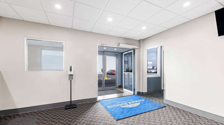 Howard Johnson by Wyndham Thunder Bay Lobby