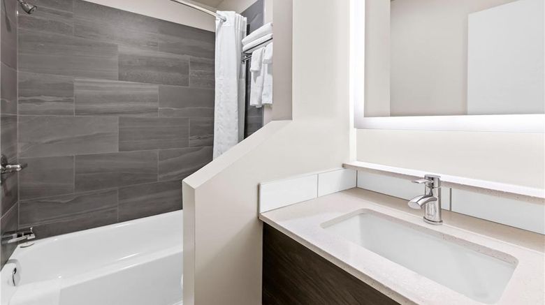 <b>Howard Johnson by Wyndham Thunder Bay Room</b>. Images powered by <a href="https://iceportal.shijigroup.com/" title="IcePortal" target="_blank">IcePortal</a>.