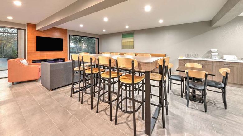 <b>Hawthorn Extended Stay Bedford/Dallas Lobby</b>. Images powered by <a href="https://iceportal.shijigroup.com/" title="IcePortal" target="_blank">IcePortal</a>.