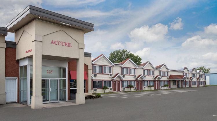 Travelodge by Wyndham Drummondville Exterior