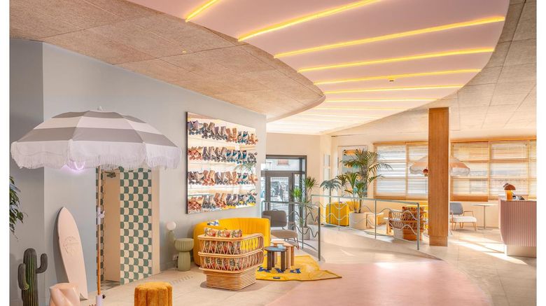 <b>Nice Pam Hotel Lobby</b>. Images powered by <a href="https://iceportal.shijigroup.com/" title="IcePortal" target="_blank">IcePortal</a>.