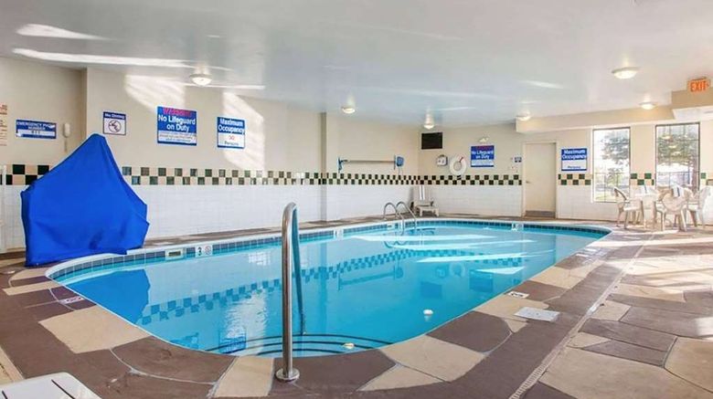 <b>La Quinta Inn & Suites South Holland Pool</b>. Images powered by <a href="https://iceportal.shijigroup.com/" title="IcePortal" target="_blank">IcePortal</a>.