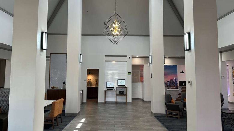 <b>La Quinta Inn & Suites South Holland Lobby</b>. Images powered by <a href="https://iceportal.shijigroup.com/" title="IcePortal" target="_blank">IcePortal</a>.