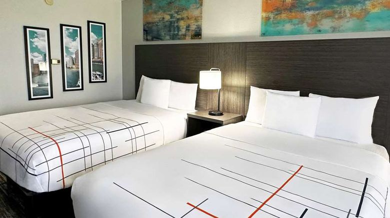 <b>La Quinta Inn & Suites South Holland Room</b>. Images powered by <a href="https://iceportal.shijigroup.com/" title="IcePortal" target="_blank">IcePortal</a>.