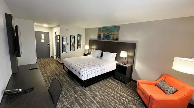 <b>La Quinta Inn & Suites South Holland Room</b>. Images powered by <a href="https://iceportal.shijigroup.com/" title="IcePortal" target="_blank">IcePortal</a>.