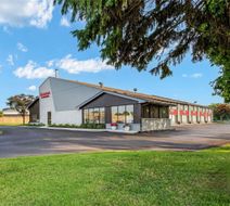 Ramada by Wyndham Kingston Exterior