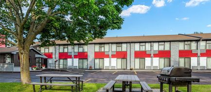 Ramada by Wyndham Kingston Exterior