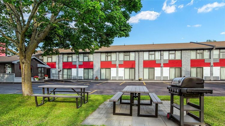 Ramada by Wyndham Kingston Exterior