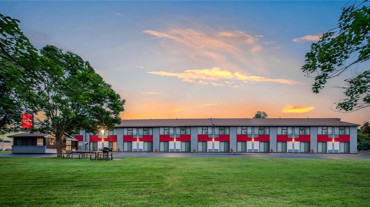 Ramada by Wyndham Kingston Exterior