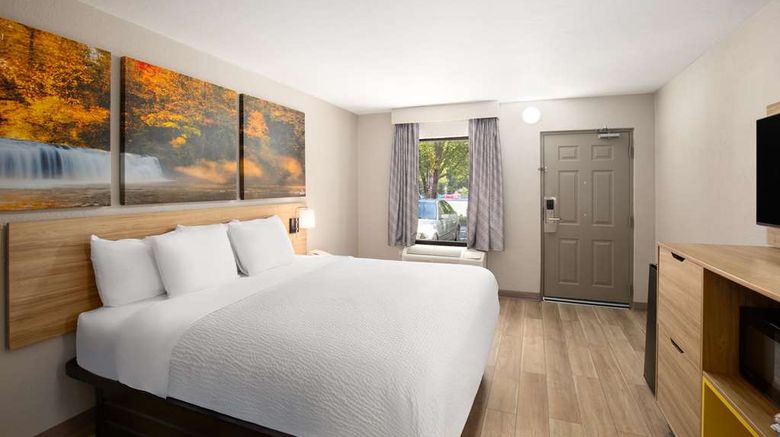 <b>Days Inn by Wyndham Helen Room</b>. Images powered by <a href="https://iceportal.shijigroup.com/" title="IcePortal" target="_blank">IcePortal</a>.