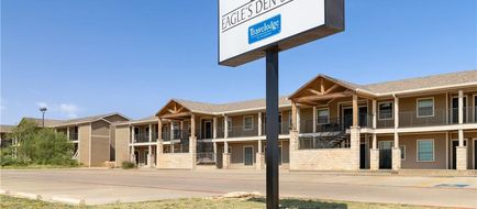 Eagle's Den Suites-Travelodge by Wyndham Exterior
