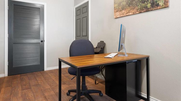 Eagle's Den Suites-Travelodge by Wyndham Lobby