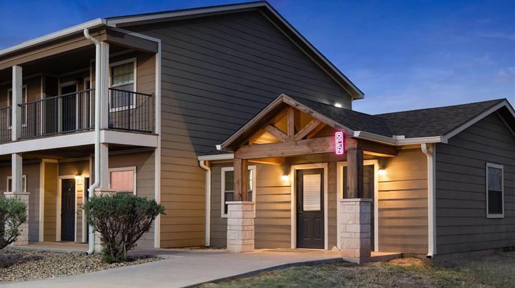 Eagle's Den Suites-Travelodge by Wyndham Exterior