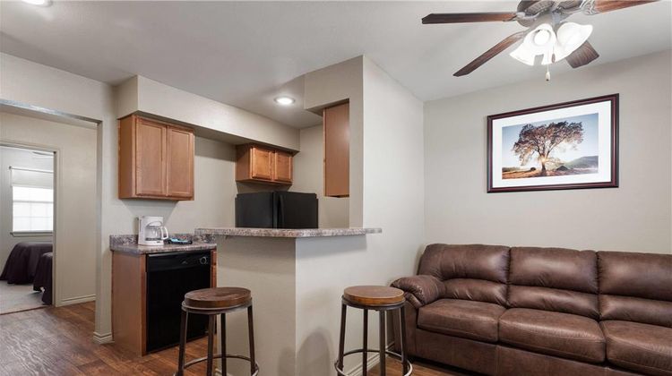 Eagle's Den Suites-Travelodge by Wyndham Suite