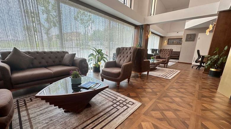 <b>Operla Airport TM Collection by Wyndham Lobby</b>. Images powered by <a href="https://iceportal.shijigroup.com/" title="IcePortal" target="_blank">IcePortal</a>.