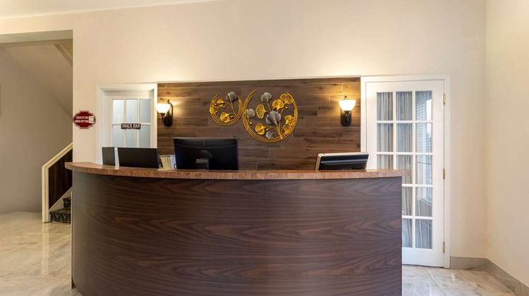 Travelodge by Wyndham Amherst Lobby