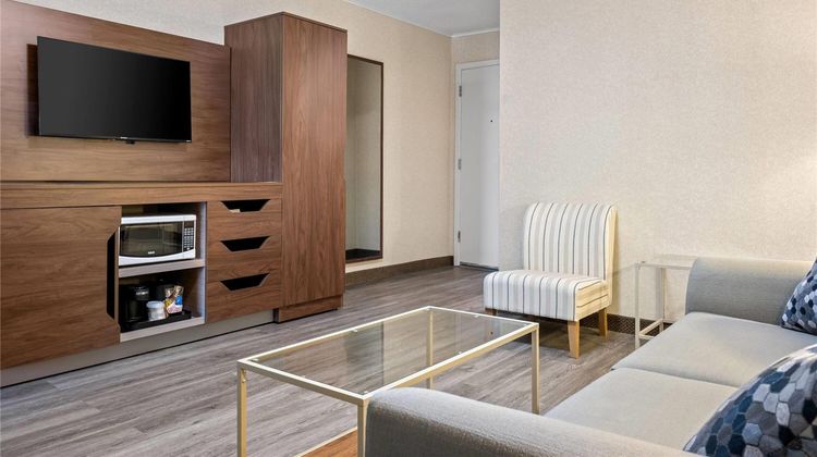 Travelodge by Wyndham Amherst Suite