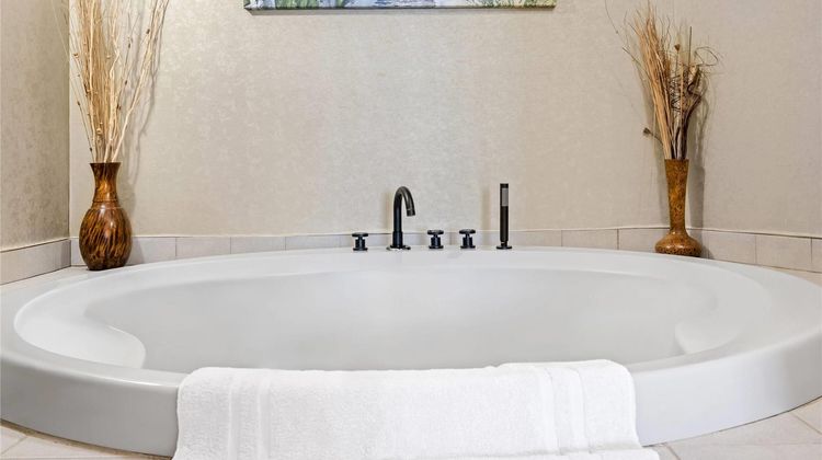 Travelodge by Wyndham Amherst Suite