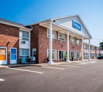 Travelodge by Wyndham Amherst Exterior