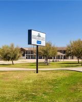 Eagle's Den Suites-Travelodge by Wyndham