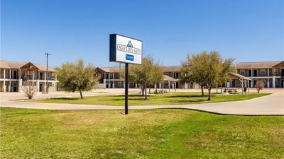 Eagle's Den Suites-Travelodge by Wyndham