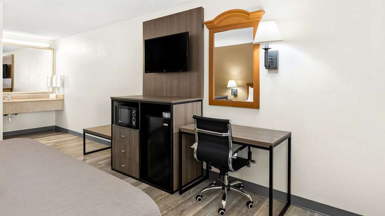 <b>Quality Inn Room</b>. Images powered by <a href="https://iceportal.shijigroup.com/" title="IcePortal" target="_blank">IcePortal</a>.