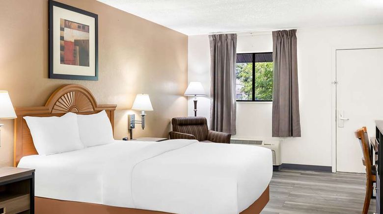 <b>Quality Inn Room</b>. Images powered by <a href="https://iceportal.shijigroup.com/" title="IcePortal" target="_blank">IcePortal</a>.