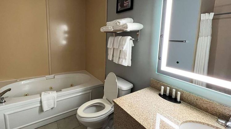 AmericInn by Wyndham Marshfield Room