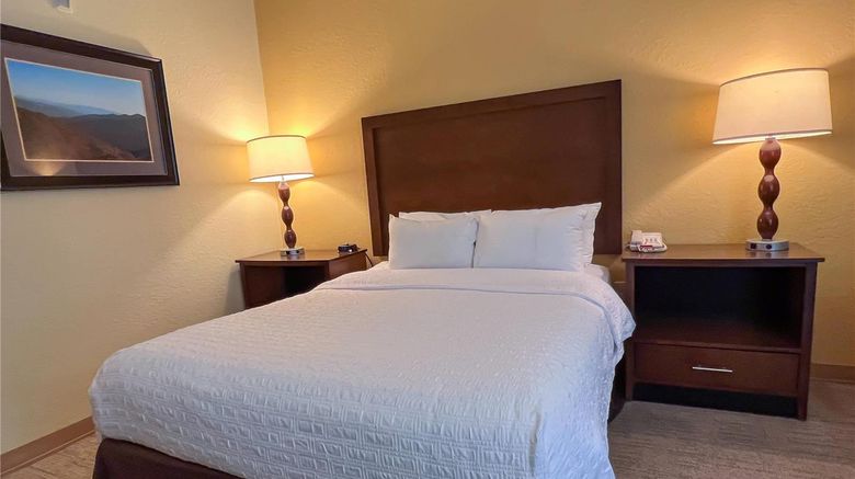 <b>Cherokee Inn Room</b>. Images powered by <a href="https://iceportal.shijigroup.com/" title="IcePortal" target="_blank">IcePortal</a>.